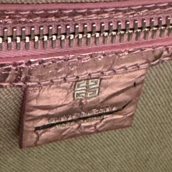 Givenchy Antigona Lock Bag in Laminated Leather Pink - Picture 5 of 7